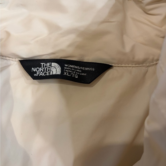The North Face Women's Off-White Puffer Jacket - Picture 4 of 8